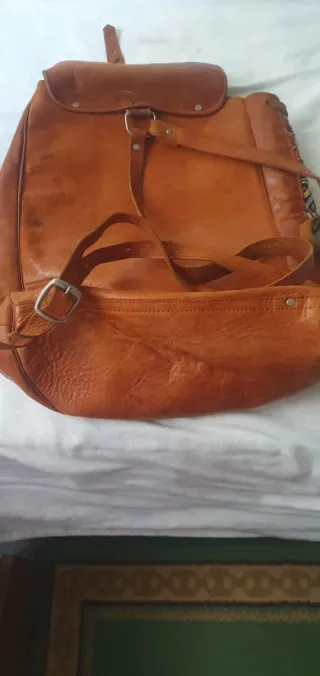 Mochila de cuero con diseño étnico