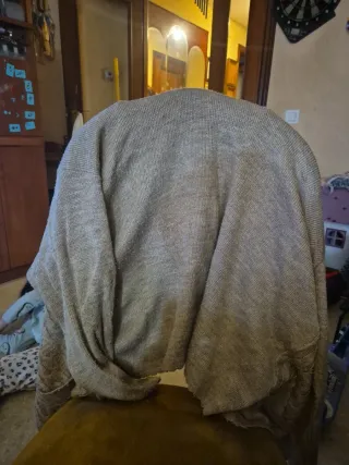 Ropa de punto beige y marrón