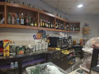 Se vende Bar, Piso pza. Garaje y terreno