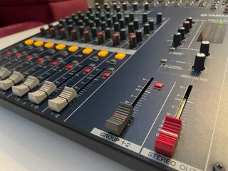 Mesa de mezclas Yamaha MG124c + Flycase