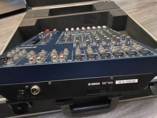Mesa de mezclas Yamaha MG124c + Flycase