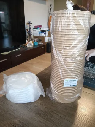 40 Vasos de cartón 500ml con tapa.Cuesta 58€