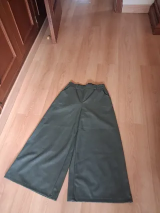 Pantalón efecto piel verde oliva