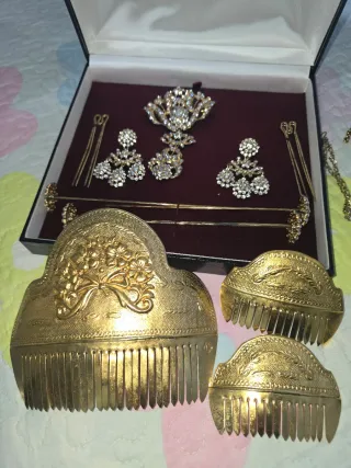 Peinetas y Aderezo Dorado con Brillantes