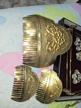 Peinetas y Aderezo Dorado con Brillantes