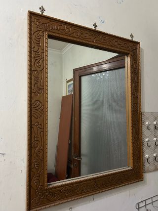 Specchio in legno intagliato fatto a mano