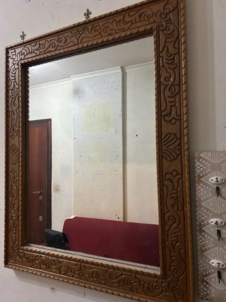 Specchio in legno intagliato fatto a mano