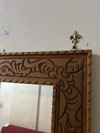 Specchio in legno intagliato fatto a mano
