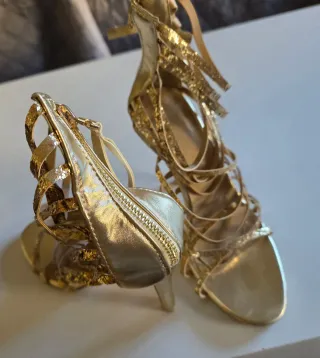 Zapatos de fiesta dorados