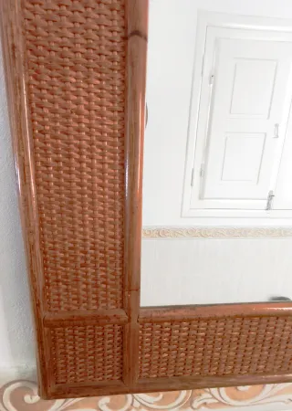 Espejo estilo colonial con marco de caña trenzada