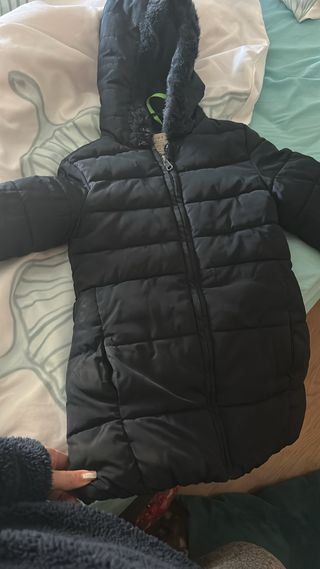 Abrigo negro para niños con capucha