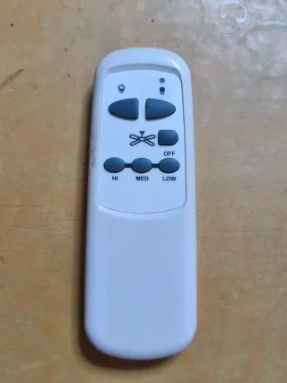 Ventilador de techo beige y blanco