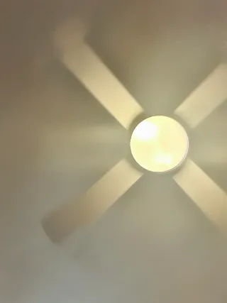 Ventilador de techo beige y blanco