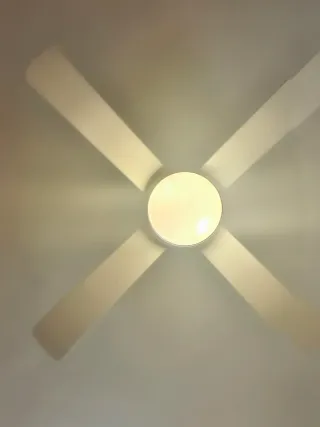 Ventilador de techo beige y blanco