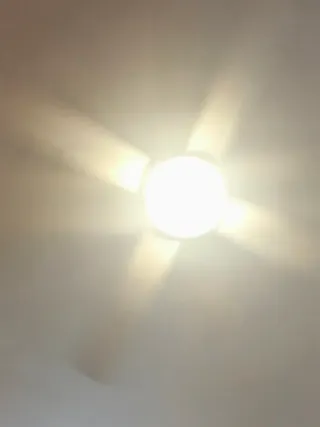 Ventilador de techo beige y blanco