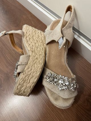 Sandalias cuña beige con pedrería