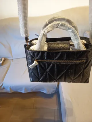 Bolso Guess Negro y Dorado Nuevo