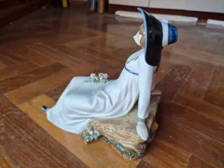 Figura de porcelana mujer con sombrero