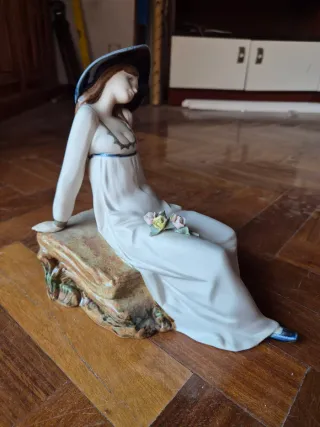 Figura de porcelana mujer con sombrero