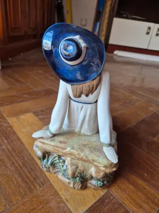 Figura de porcelana mujer con sombrero