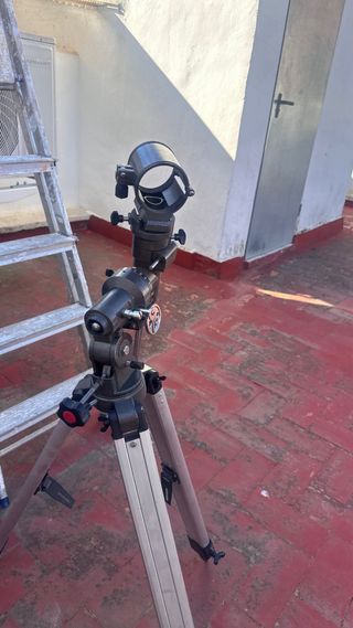 Trípode con montura para telescopio