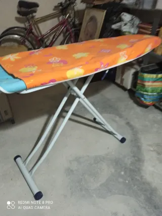 Tabla de planchar con funda naranja