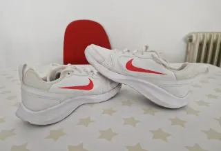 Zapatillas Nike Mujer Blancas y logo Fucsia