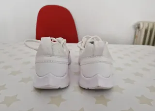 Zapatillas Nike Mujer Blancas y logo Fucsia