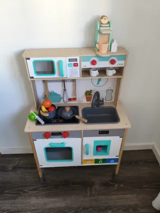 Cocinita de juguete con accesorios