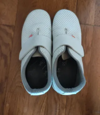 Zapatos sanitarios blancos DIAN