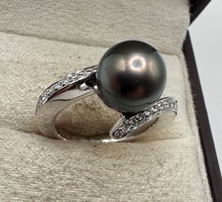 Anillo Oro 18k Perla Negra y Diamantes