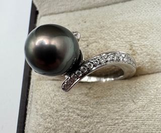 Anillo Oro 18k Perla Negra y Diamantes
