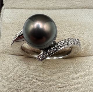Anillo Oro 18k Perla Negra y Diamantes