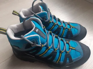 Botas de montaña Quechua talla 36 A ESTRENAR.