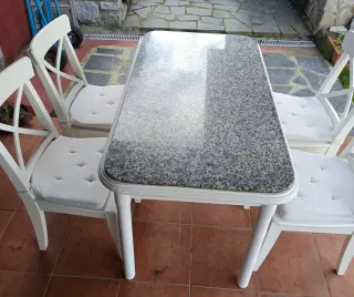 Mesa mármol/madera y 4 sillas Ikea con fundas