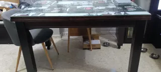 Mesa extensible de roble rectangular con cristal.