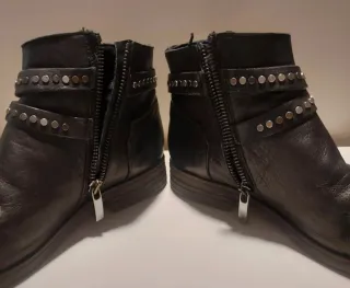 Stivaletti donna neri con borchie