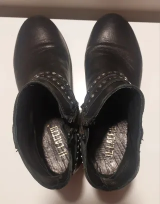 Stivaletti donna neri con borchie