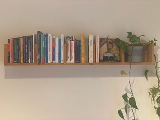 Estantería de madera para libros