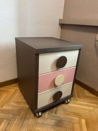 Mesilla de madera con ruedas