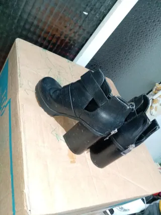 Botines negros con hebillas