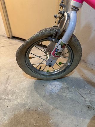 Bicicleta infantil rosa y blanca