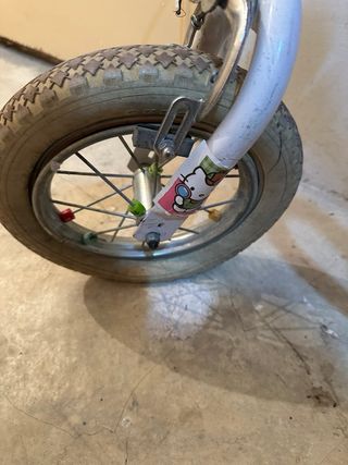 Bicicleta infantil rosa y blanca