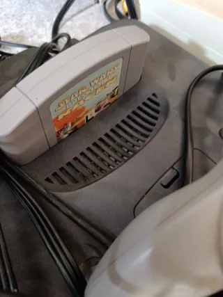 Consolas PS3, PS4 y N64 con mandos y cables