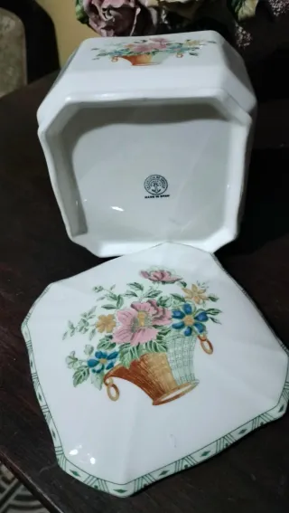 Caja con 6 ceniceros La Cartuja de Sevilla.