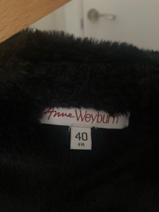 Abrigo negro con capucha y pelo