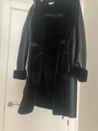 Abrigo negro con capucha y pelo
