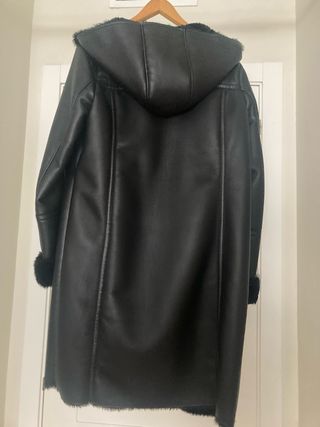 Abrigo negro con capucha y pelo