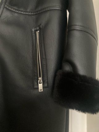 Abrigo negro con capucha y pelo