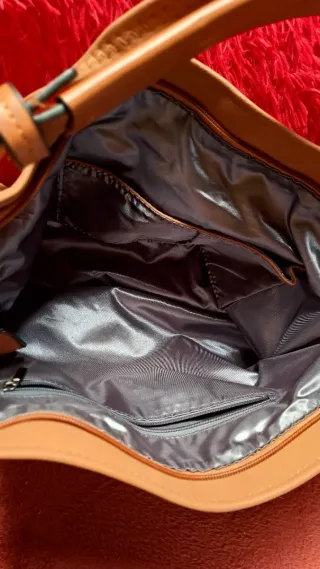 Bolso de mano marrón y beige